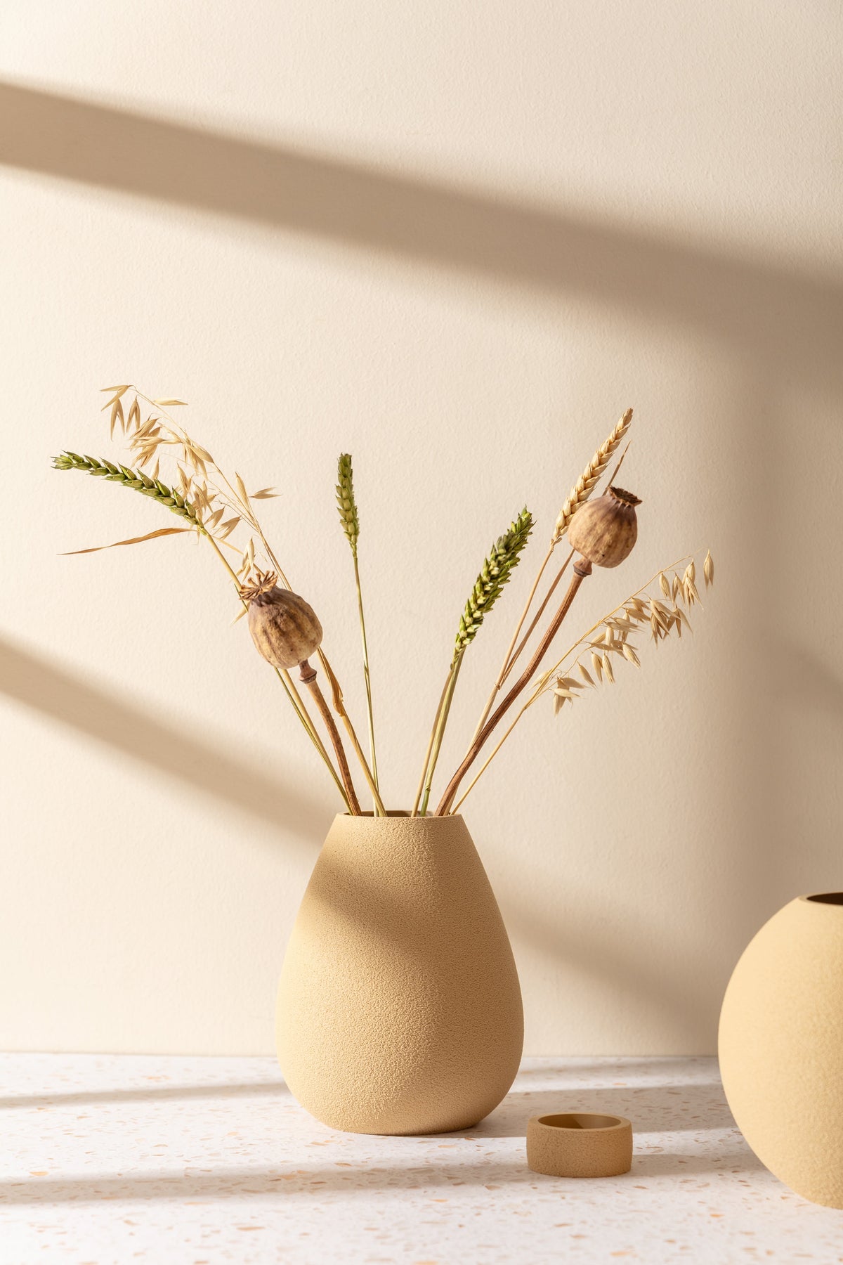 Svala Vase in Sandstone als Beispiel für minimalistische Trockenblumen-Deko