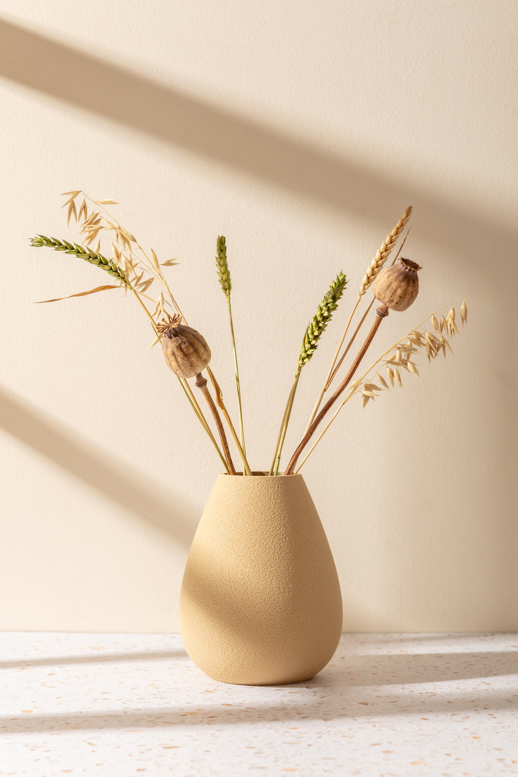 Svala – sandfarbene organische Deko-Vase von Nordenly – weitere Produktaufnahme 2