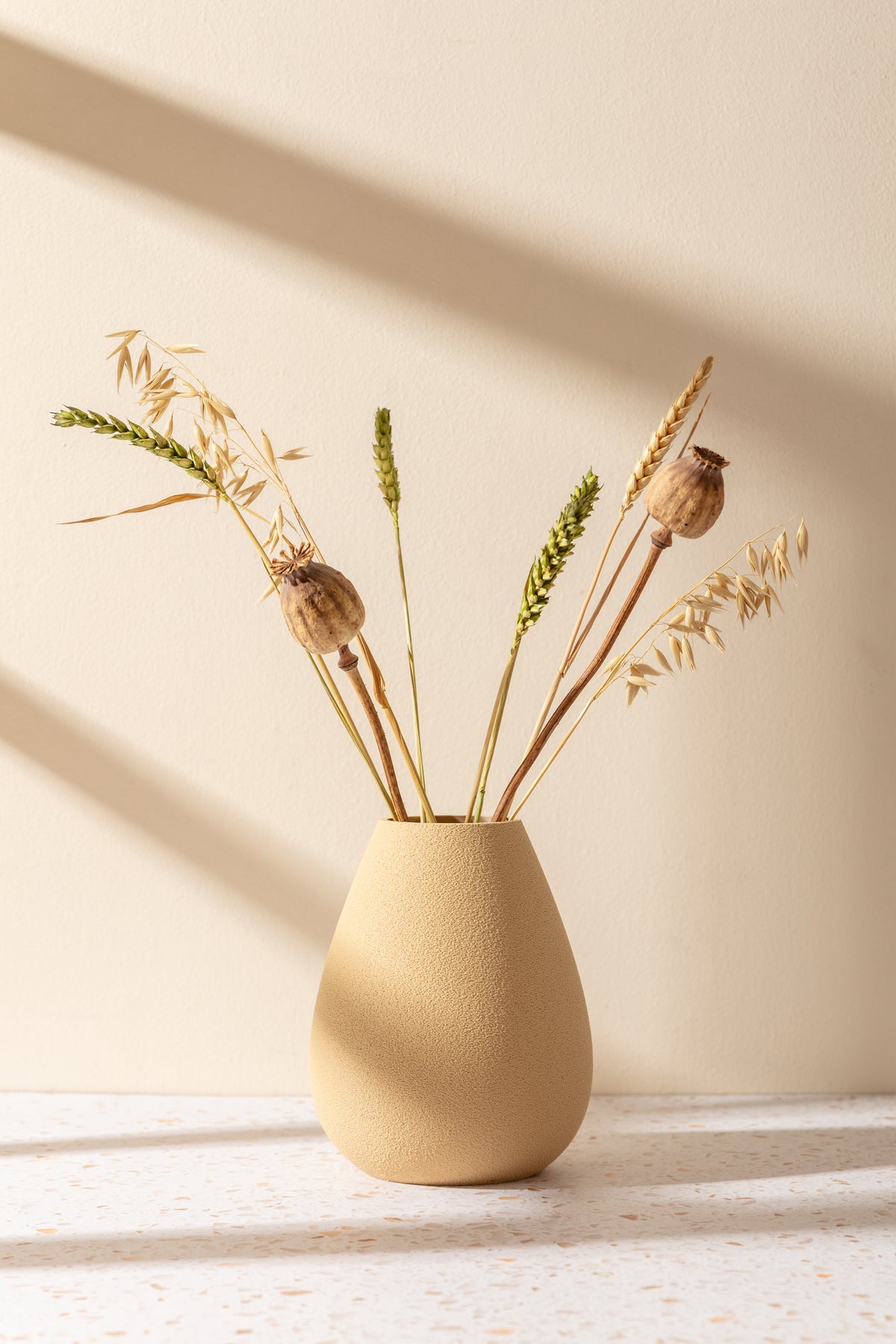 Svala – sandfarbene organische Deko-Vase von Nordenly – weitere Produktaufnahme 2