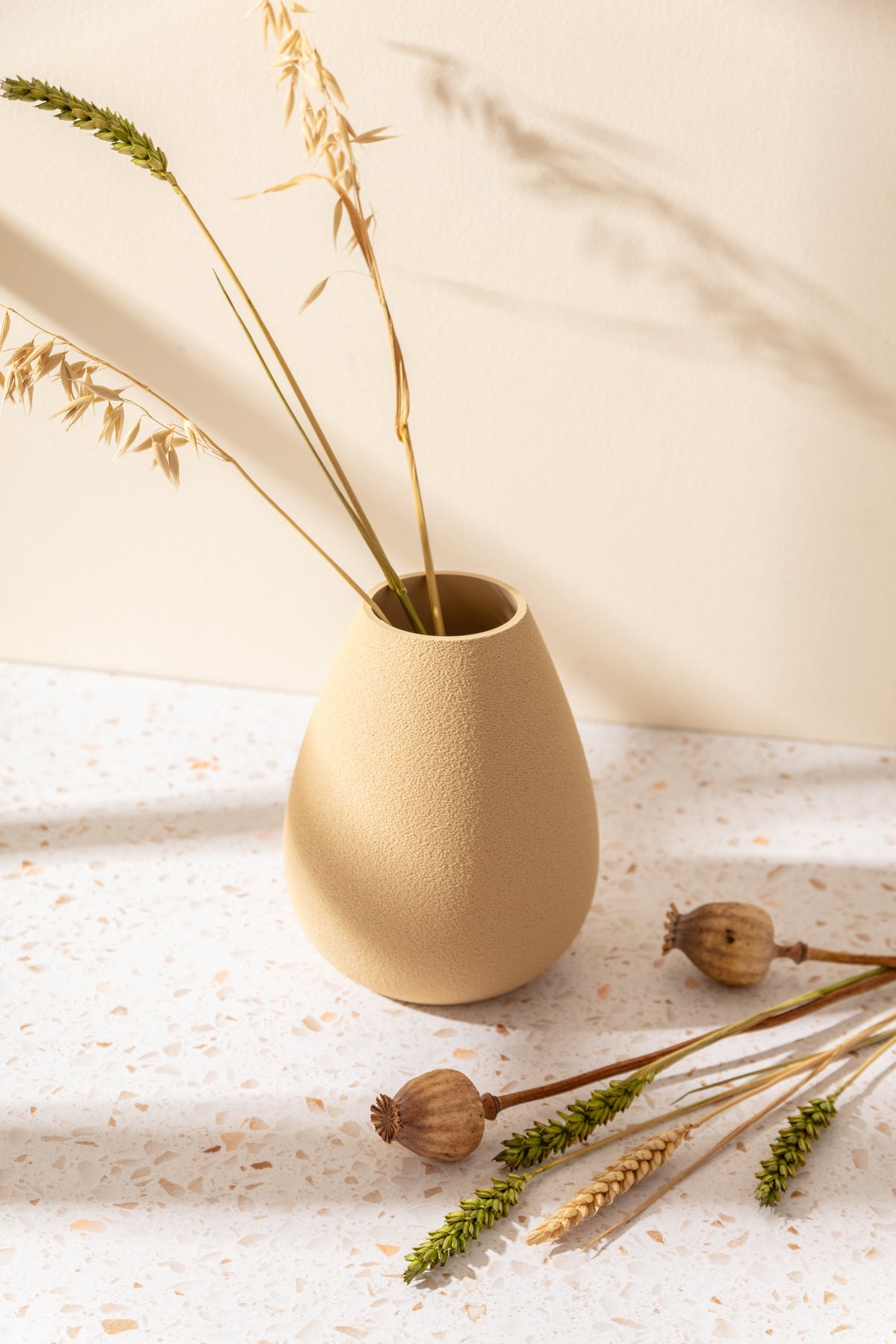 Svala – sandfarbene organische Deko-Vase von Nordenly – weitere Produktaufnahme 3