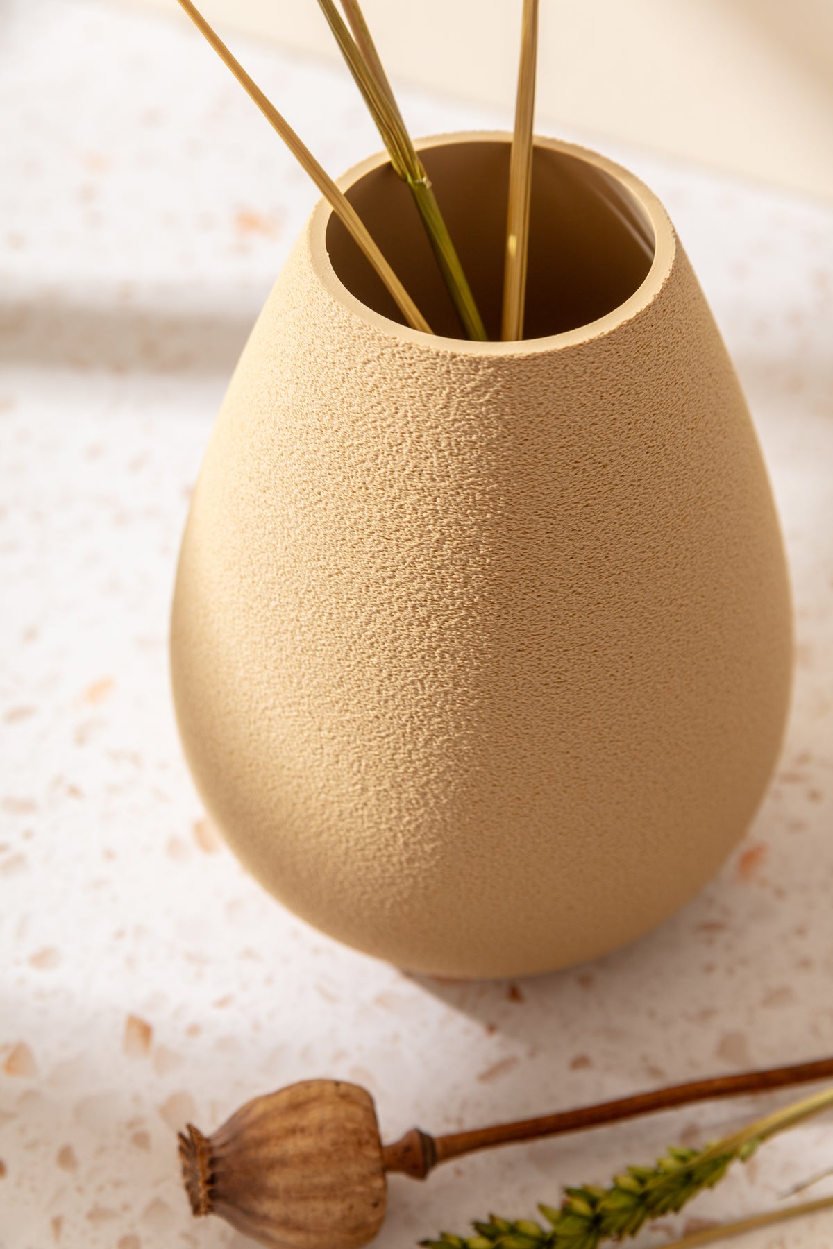 Svala – sandfarbene organische Deko-Vase von Nordenly – weitere Produktaufnahme 4