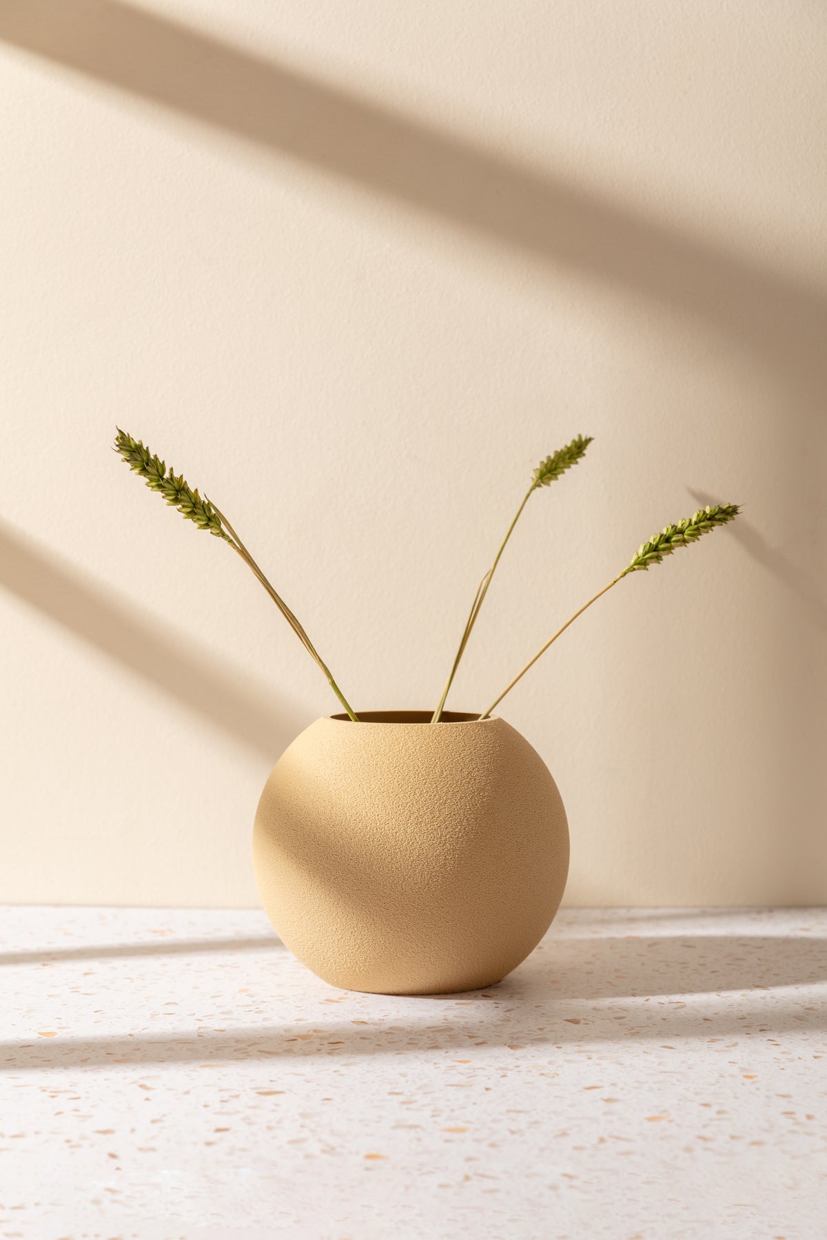 Sfera – runde Deko-Vase in Sandstone von Nordenly – weitere Produktaufnahme 2