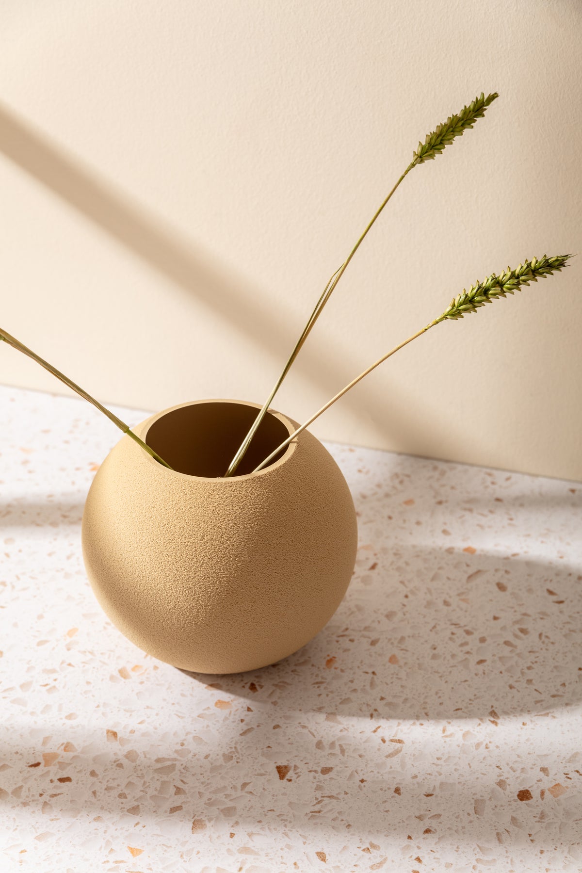 Sfera – runde Deko-Vase in Sandstone von Nordenly – weitere Produktaufnahme 3