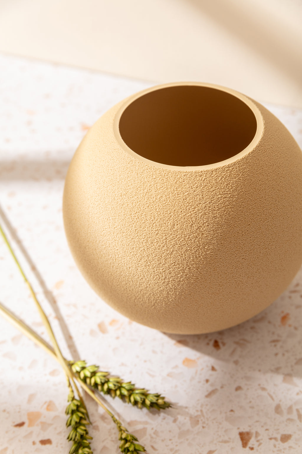 Sfera – runde Deko-Vase in Sandstone von Nordenly – weitere Produktaufnahme 4