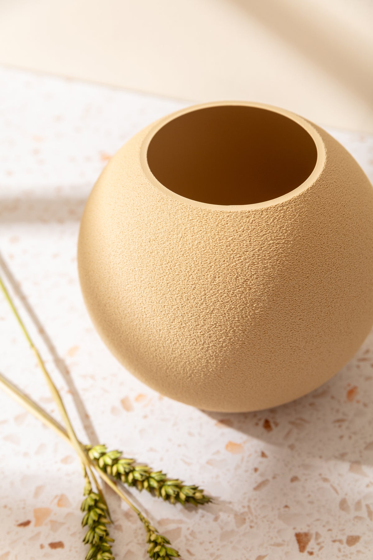 Sfera – runde Deko-Vase in Sandstone von Nordenly – weitere Produktaufnahme 4