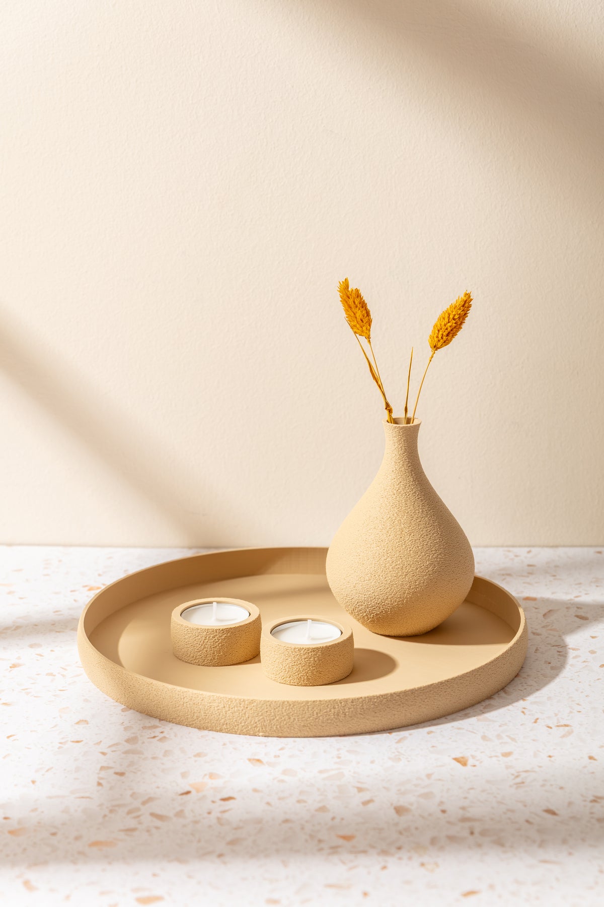 Sola Deko-Set in Sandstone mit Tablett, kleiner Vase und zwei Teelichthaltern