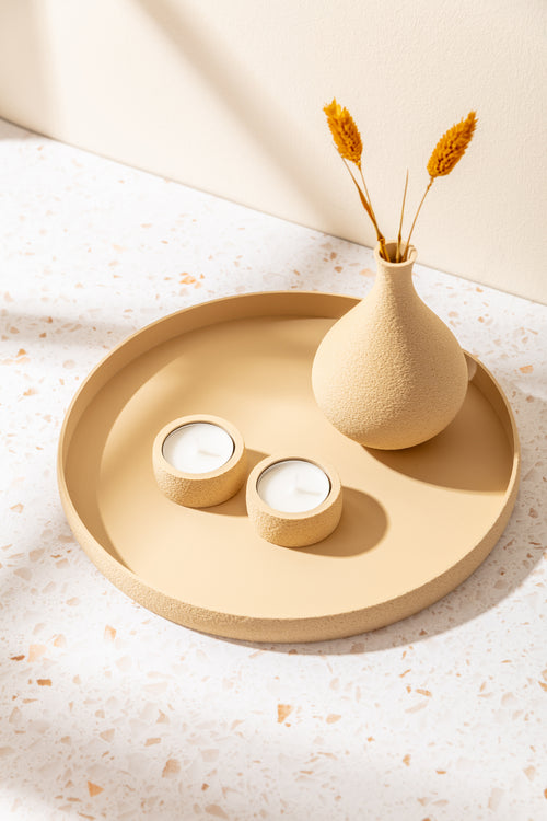 Sola Deko-Set in Sandstone mit Tablett, kleiner Vase und zwei Teelichthaltern – weitere Produktaufnahme 2