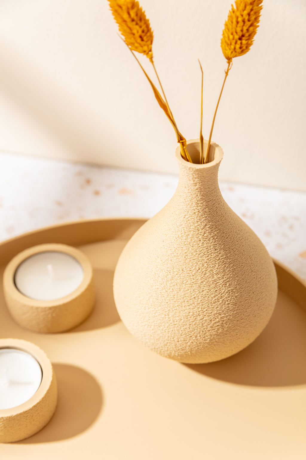 Sola Deko-Set in Sandstone mit Tablett, kleiner Vase und zwei Teelichthaltern – weitere Produktaufnahme 3