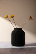 Linea – schwarze geriffelte Deko-Vase von Nordenly