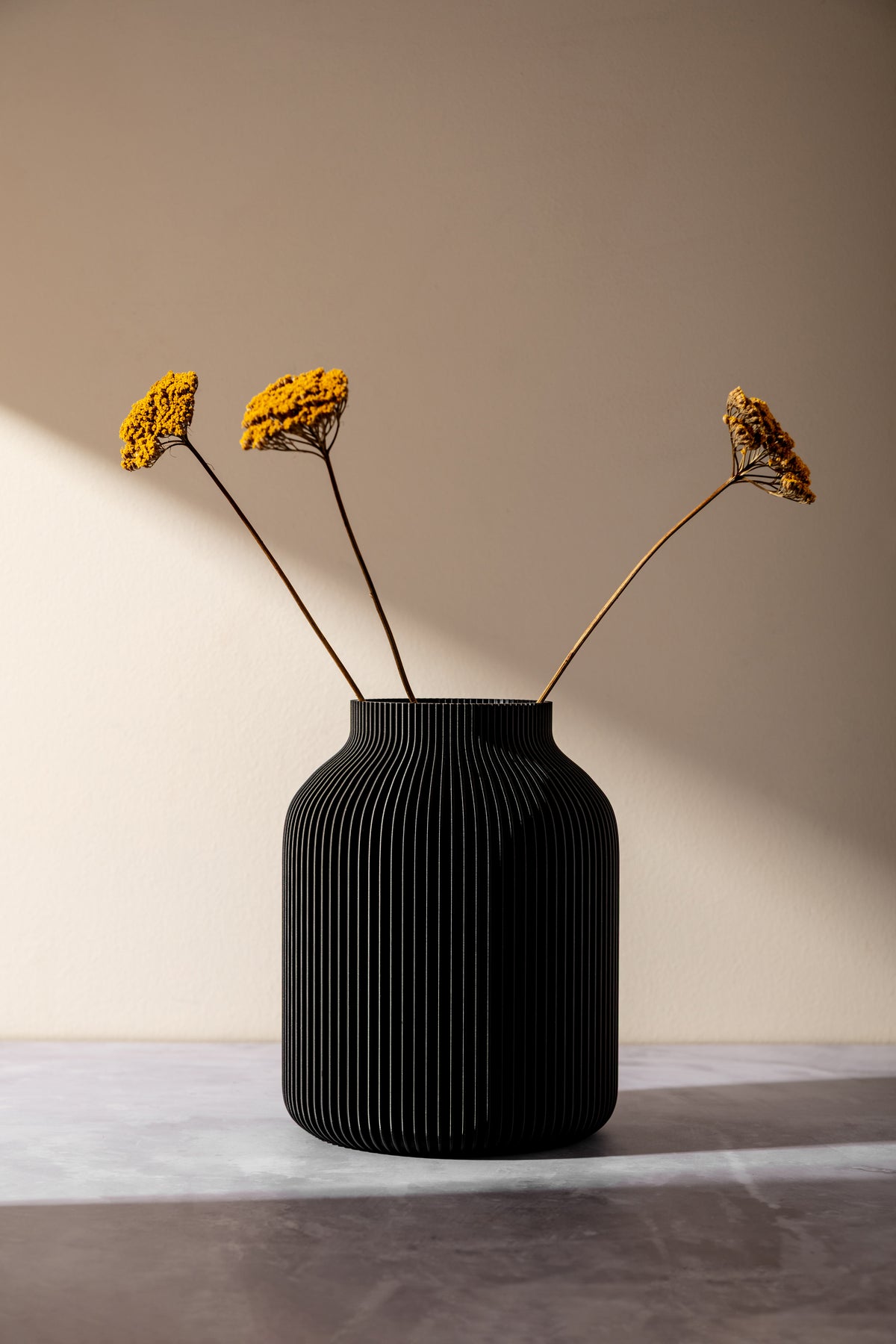 Linea – schwarze geriffelte Deko-Vase von Nordenly