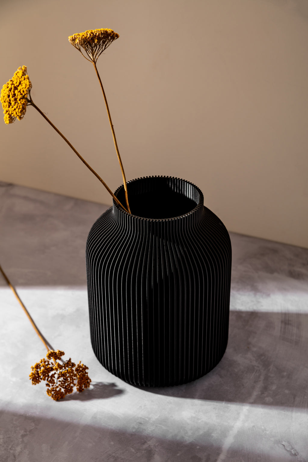 Linea – schwarze geriffelte Deko-Vase von Nordenly – weitere Produktaufnahme 2