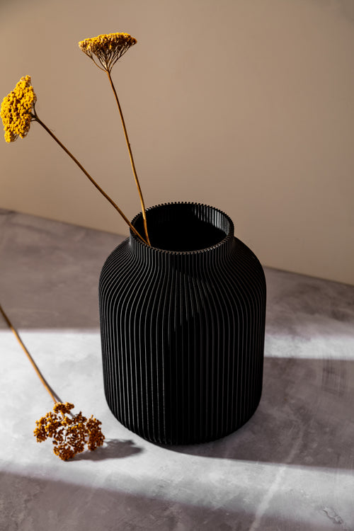 Linea – schwarze geriffelte Deko-Vase von Nordenly – weitere Produktaufnahme 2