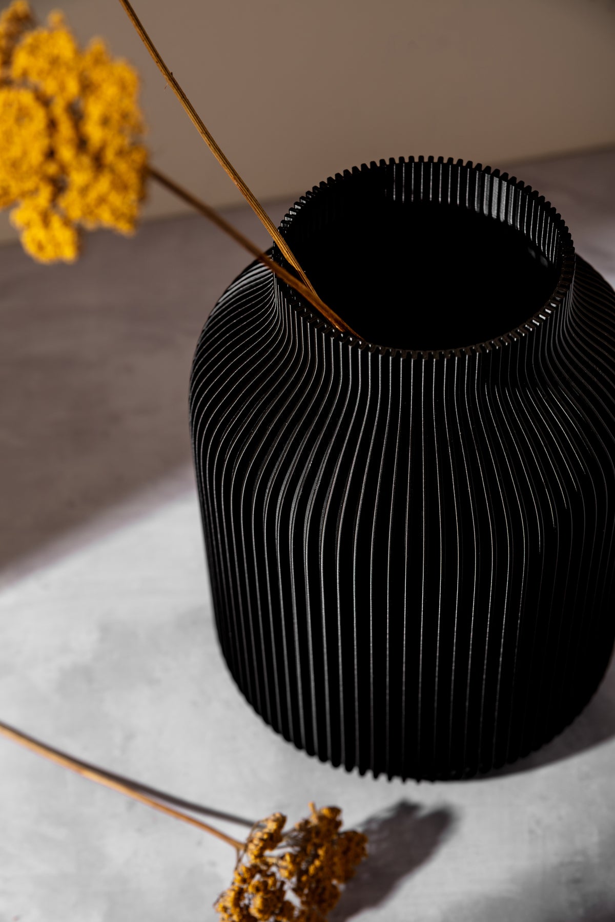 Linea – schwarze geriffelte Deko-Vase von Nordenly – weitere Produktaufnahme 3