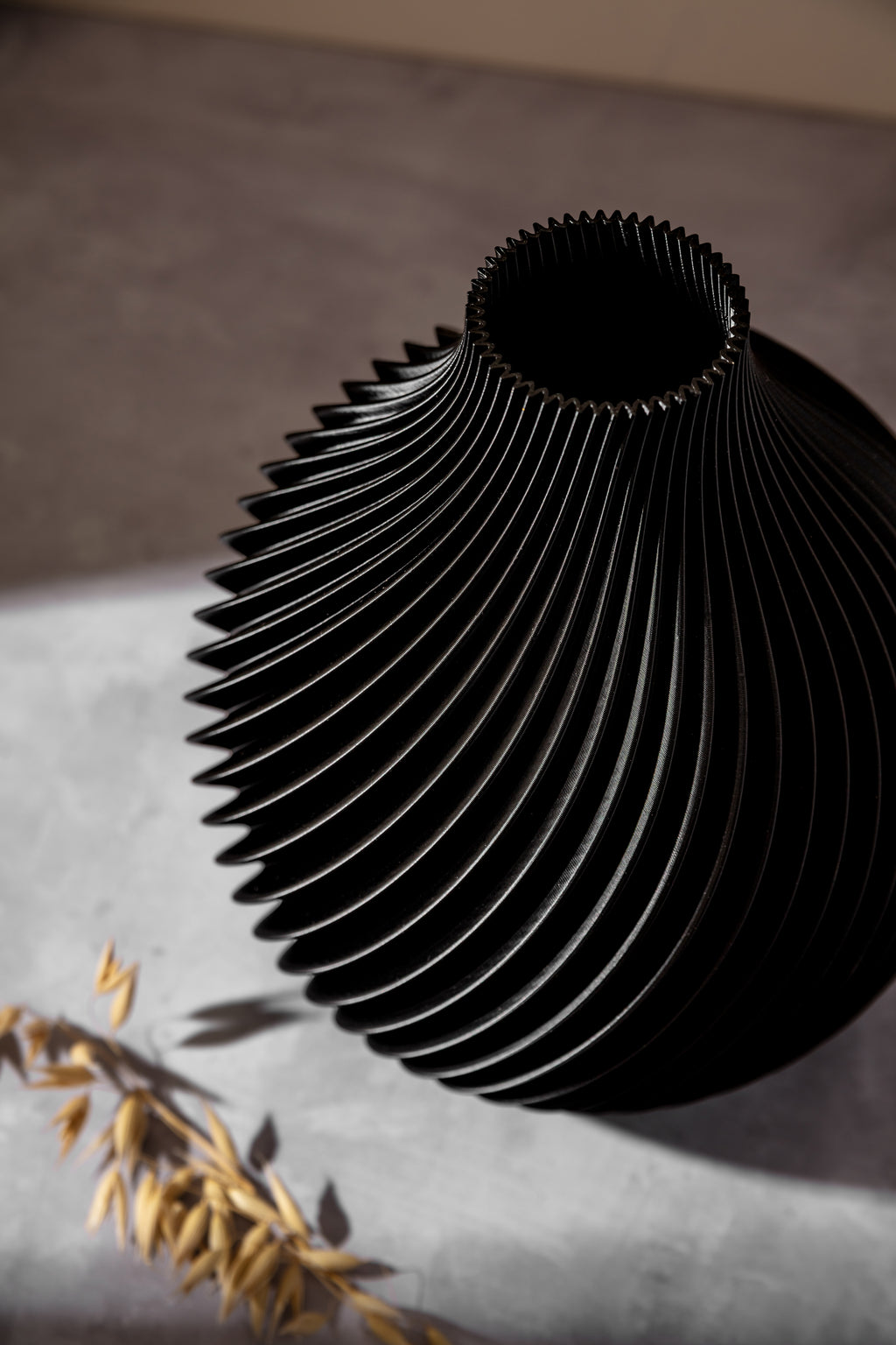 Vinda – mattschwarze Spiralvase von Nordenly – weitere Produktaufnahme 3