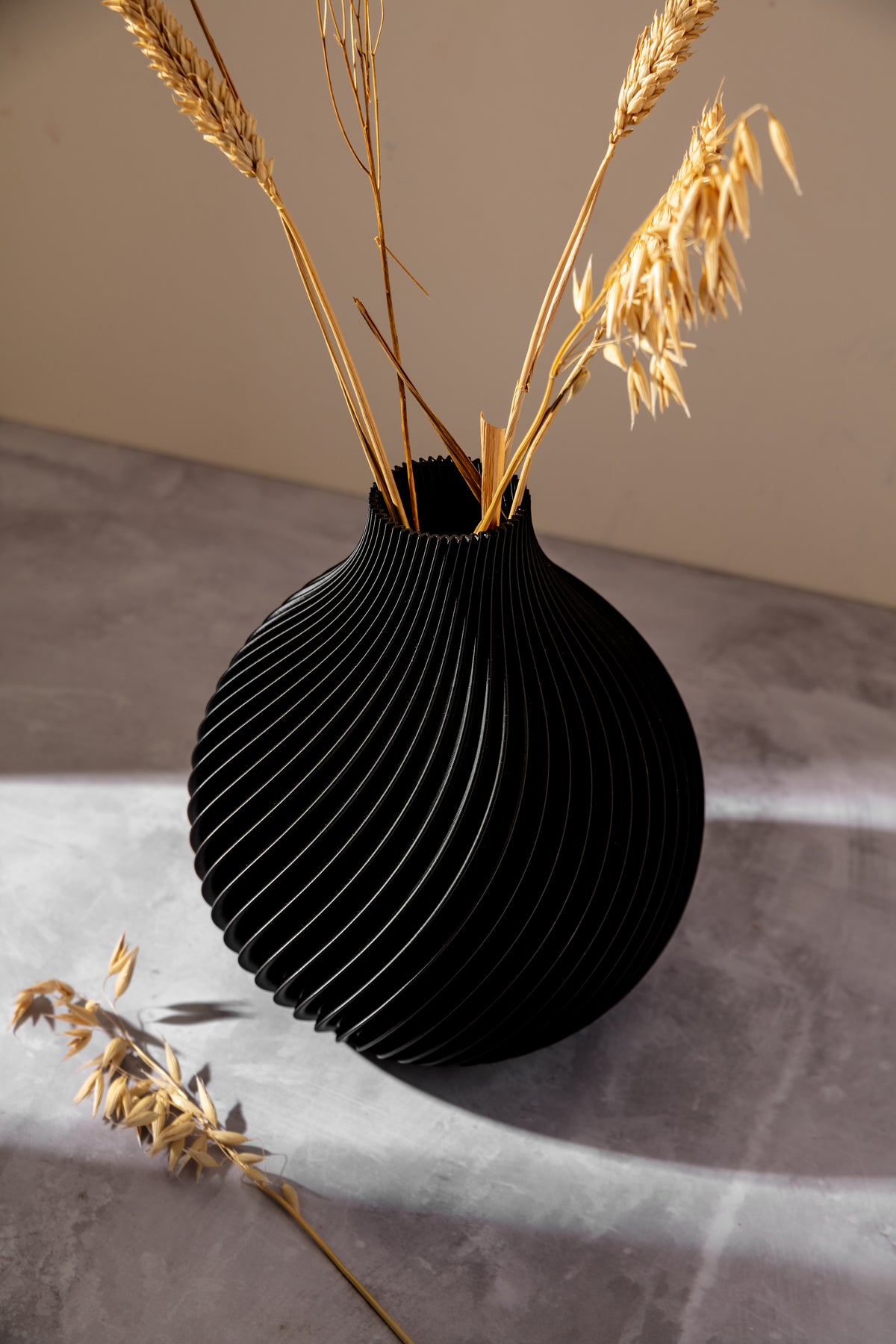 Vinda – mattschwarze Spiralvase von Nordenly – weitere Produktaufnahme 2